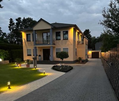 Exklusive Villa mit Einliegerwohnung, Pool und traumhaftem Gartenparadies!