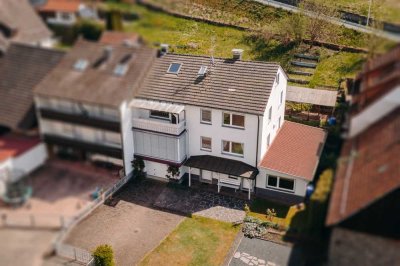 Ihr Wohnglück im Grünen - Zweifamilienhaus mit großem Grundstück, 2 Garagen & Apartment
