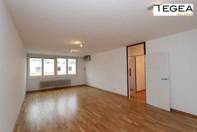 Helle 2-Zimmer Dachgeschosswohnung im letzten Liftstock mit großem Wohnzimmer in Gehweite zum Gersthofer Platzl