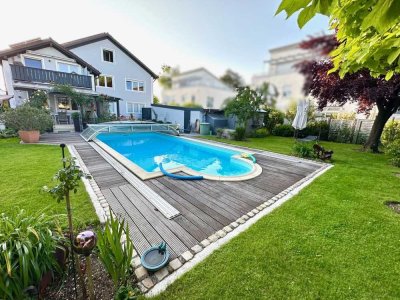 **Exklusives Mehrfamilienhaus mit Photovoltaikanlage - großer Garten und idyllischer Pool!!**