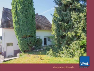 Wohlfühl-Wohnen auf großem Grundstück! Solides, sanierungsbedürftiges Haus mit 2 Garagen.
