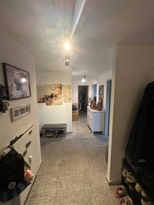 Exklusive 3-Raumwohnung, Erdgeschoss mit Terrasse und Garten, EBK und 2 Hochgaragenstellplätze