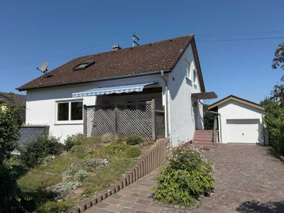 Freistehendes Einfamilienhaus mit Garage in ruhiger Wohngegend