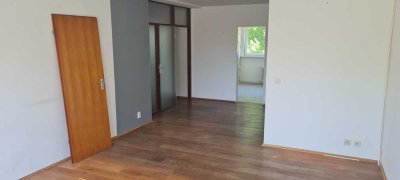 Moderne 4 Zimmer Wohnung mit Balkon in ruhiger Lage