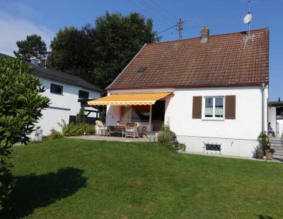 Älteres - ständig renoviertes - freistehendes Einfamilienhaus mit großem Garten sucht neue Mieter.