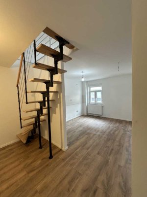 ERSTBEZUG nach Kernsanierung! Stylische 2,5-Zimmer-Wohnung mit Galerie-Schlafzimmer & neuer Küche