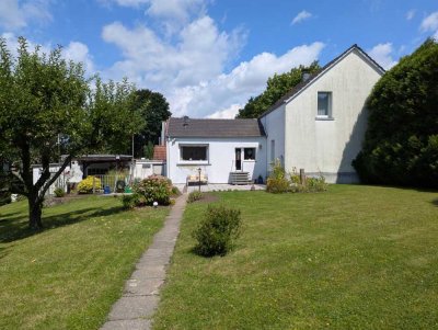 Solides Einfamilienhaus mit Garage und Garten *** auch für die größere Familie!