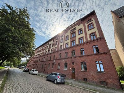 Lichtdurchflutete Maisonette-Wohnung mit Balkon und Stellplatz