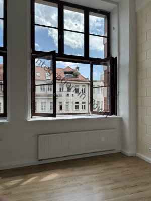 Loft direkt an der Elster mit neuer Einbauküche und neu verlegtem Fußboden