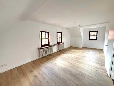 Großzügige 3,5-Zimmer-DG-Wohnung mit Balkon, herrlicher Fernsicht und Carport in Calw-Altburg