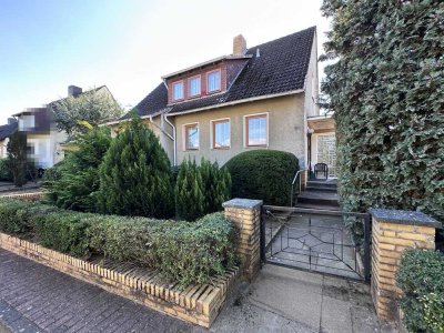 Ein-/Zweifamilienhaus auf attraktivem Grundstück in ruhiger Lage mit Garage