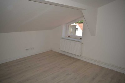 Top Dachgeschoss, Zweitezug n. Sanierung,moderne und schöne Ausstattung,Laminat,Isolierglasfenster
