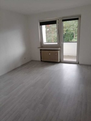 Schöne und vollst. renovierte 3-Zimmer-Wohnung mit geh. Innenausstattung mit Balkon und EBK
