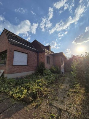 Sanierungsbedürftiger Bungalow in ruhiger Sackgassenlage – Feldblick und 681 m² Grundstück