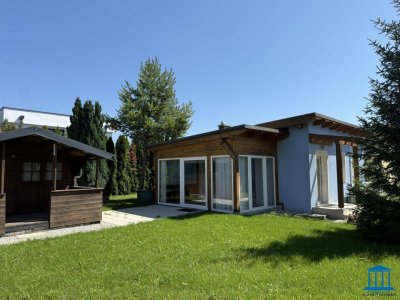 FÖHRENSEE / Klimatisiertes Wohnhaus mit Wintergarten und Carport