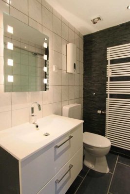 ** ETW KOMPLETT RENOVIERT MIT KÜCHENZEILE IN ZENTRALER LAGE**