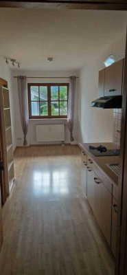 Kleine 2-Zimmer-Wohnung mit Balkon und Einbauküche in Piding