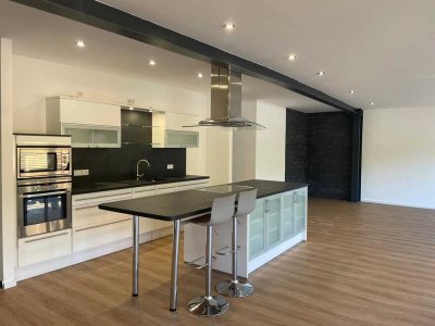 Erstbezug nach Sanierung mit Balkon: Schöne 4-Zimmer-Penthouse-Wohnung mit geh. Innenausstattung