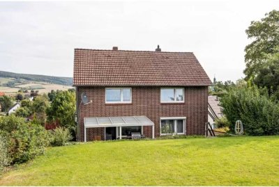 Idyllisches Zweifamilienhaus mit großem Garten und herrlicher Aussicht in Salzhemmendorf – Wallensen