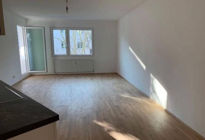 Frisch saniert, zentral und ruhig: Neubauwohnung mit großer Wohnküche und Logia