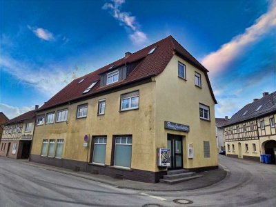 Fortlaufend modernisiertes MFH inkl. Gewerbe mit Nebengebäude und Garagen in zentraler Lage v. Maro