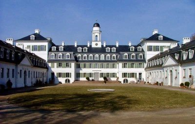Möblierte Salon-Maisonette im Schloss mit Main- und Parkblick - TG - EBK