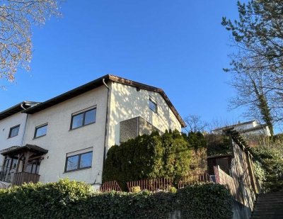 Attraktive Doppelhaushälfte für Familien in Steinheim mit Garage, Balkon und zwei Terrassen