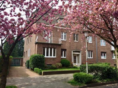 Sanierte Altbauwohnung mit Balkon & Einbauküche