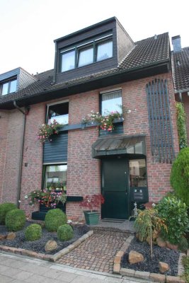 Schöne helle Dachgeschosswohnung über 2 Ebenen in ruhigem 2 Familienhaus !!