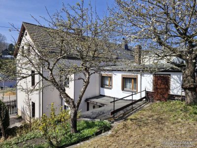 Haus mit Garten, 3 Garagen und viel Platz in Kirchberg zu verkaufen!