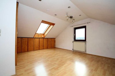 Helle 2 Zimmer Dachgeschosswohnung in Ettlingen Schöllbronn