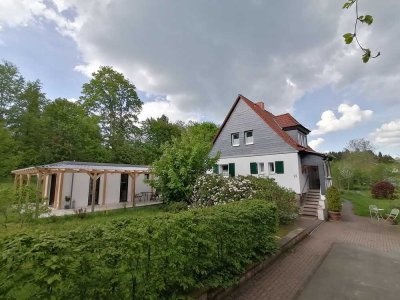 Provisionsfrei:  1–2-Familienhaus mit XXL-Tiny-House im Grünen