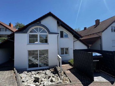 Helle Dachgeschoss Wohnung mit Flair: 
3 Zimmer mit offenem Wohnkonzept, hohen Decken großem Balkon