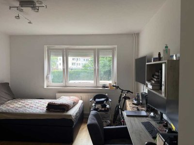 Mobiliert Attraktive 1-Zimmer in 3er WG