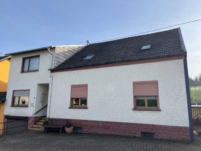 HÜTTERSDORF : GROSSES Haus (ca. 200 m² WF ) mit BACHLAUF für HANDWERKER in ruhiger LAGE !