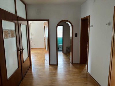 Erstbezug nach Sanierung mit Loggia: Ansprechende 3-Zimmer-Wohnung mit geh. Innenausstattung