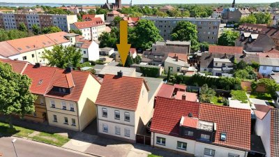Freistehendes Einfamilienhaus in Bitterfeld mit liebevoll gestaltetem Garten und Poolbereich