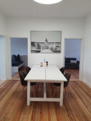 4 helle und große Zimmer, WG geeignet. Küche mit Spülmaschine und Kühlschrank. Voll möbliert