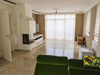 Luxuriös ausgestattetes, teilmöbliertes Einfamilienhaus mit Garten und 1 Stellplatz