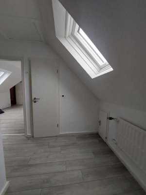 Kernsanierte helle 2-Zimmer-DG-Wohnung mit gehobener Innenausstattung in Düsseldorf-Angermund