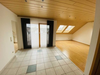 Sonnige Wohnung mit zweieinhalb Zimmern sowie Balkon und Einbauküche in Steinheim