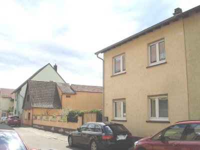 Sofort frei! Älteres Einfamilienhaus mit Nebengebäude und Garten!