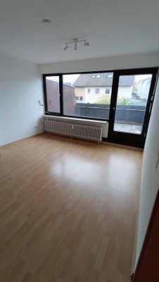 Helle Dachgeschosswohnung mit Südbalkon und Einbauküche – ideal für 1–2 Personen