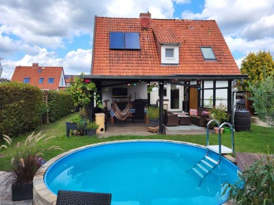 Modernisiertes Wohnhaus mit Swimmingpool und Carport in ruhiger Seitenstraße