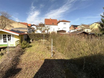 EUPORA® Immobilien: Wohnhaus mit Garten und Schuppen.