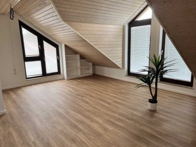 Stilvolle 3-Zi-Dachgeschosswohnung mit EBK und TG in Holzgerlingen