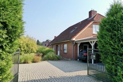 Attraktives Einfamilienhaus mit gepflegtem Garten und Doppelcarport