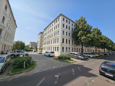 Großzügige 2-Raum-Altbauwohnung mit Einbauküche