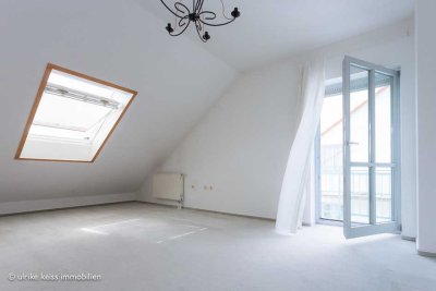 Darüber nur der Himmel!  Schönes Bad! Laminat! Westbalkon mit Abendsonne!