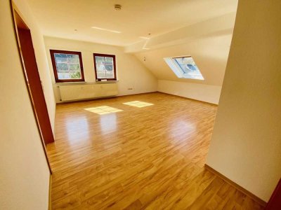 Vor den Toren Marburgs, Lichtdurchflutete Dachgeschosswohnung in Goßfelden–Stilvoller Ausbau in 1999